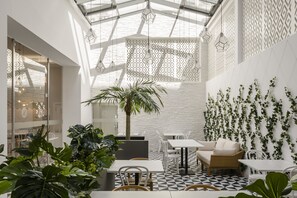 Tägliches inbegriffenes kontinentales Frühstück