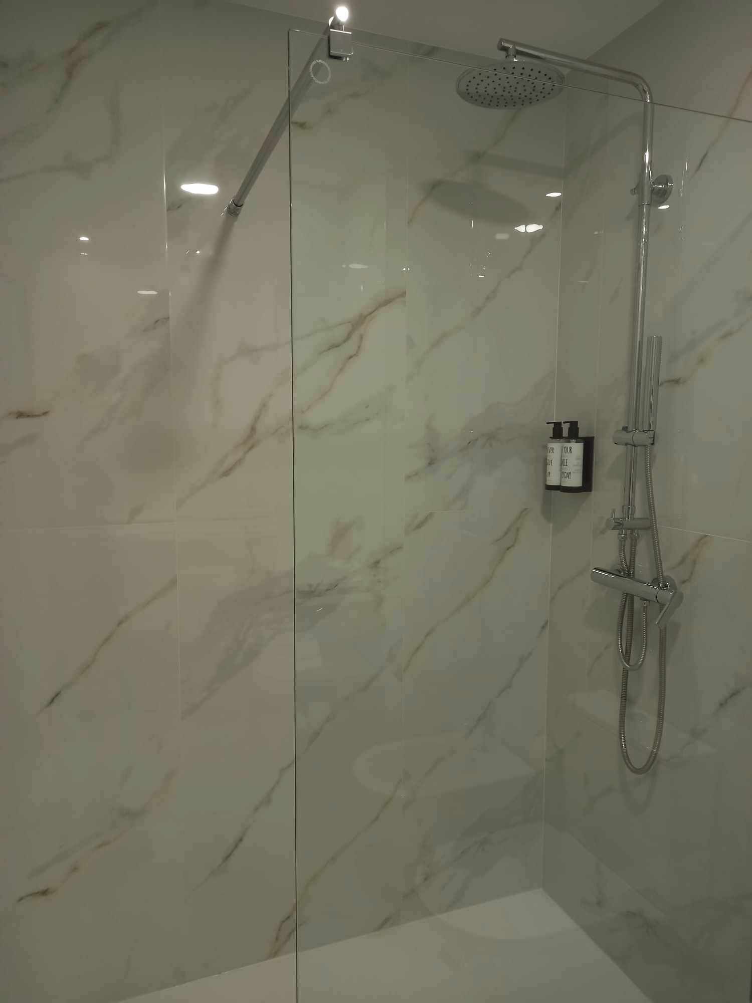 Umweltfreundliche Kosmetikartikel, Haartrockner, Handtücher, Seife