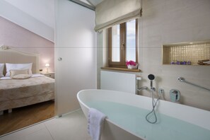 Amenidades de baño gratuitas, secadora de cabello, batas, pantuflas 
