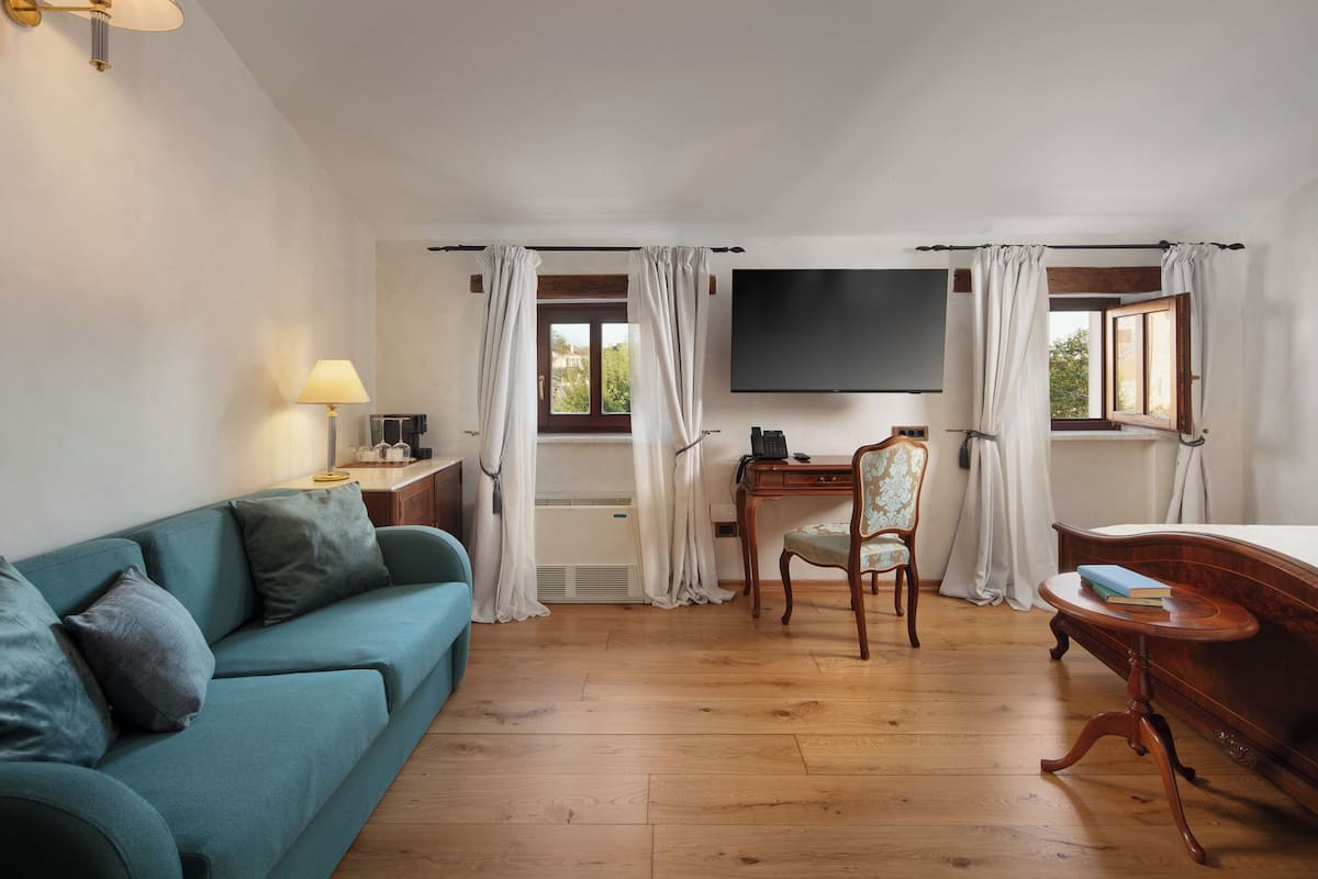Classic Room | Hypo-allergenic bedding, memory foam beds, minibar, in-room safe