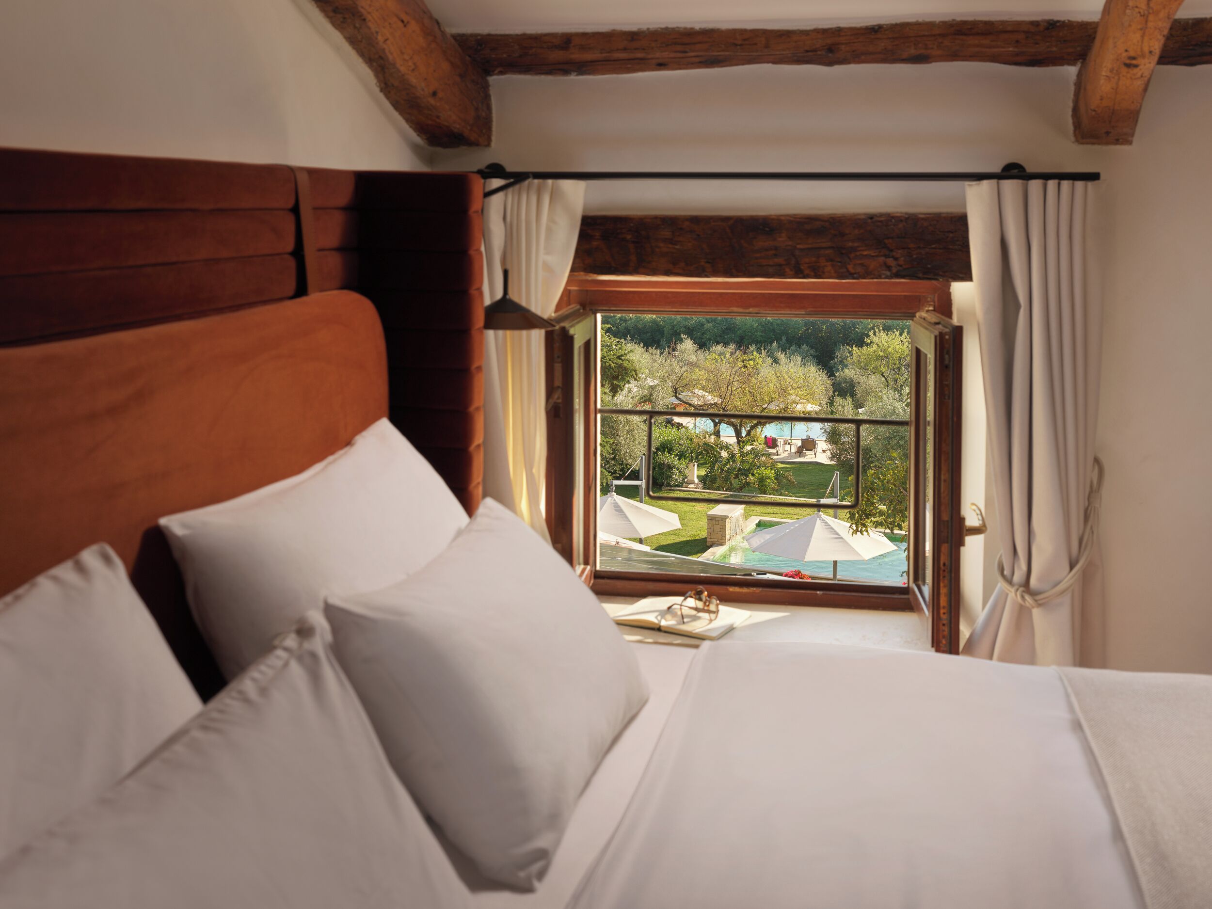 Comfort Room | Minibar, in-room safe, individually decorated, individually furnished