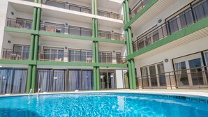 Un hôtel à plusieurs étages doté d’une piscine.