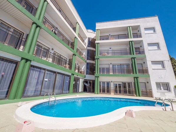 Un hôtel à plusieurs étages doté d’une piscine.