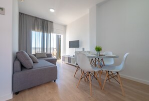 Apartamento, 1 habitación | Sala de estar | Una televisión de pantalla plana