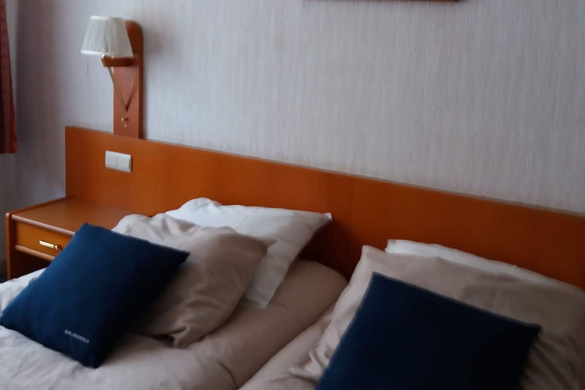 Double Room, Bathtub | In-room dining