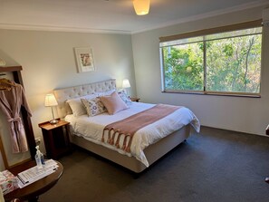 Premium-Zimmer, 1 Queen-Bett, mit Bad, Gartenblick | Individuell dekoriert, individuell eingerichtet, kostenloses WLAN