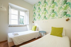 Habitación económica con 2 camas individuales | Sábanas de algodón egipcio, edredón y decoración personalizada