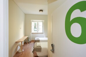 Habitación con 2 camas individuales | Sábanas de algodón egipcio, edredón y decoración personalizada
