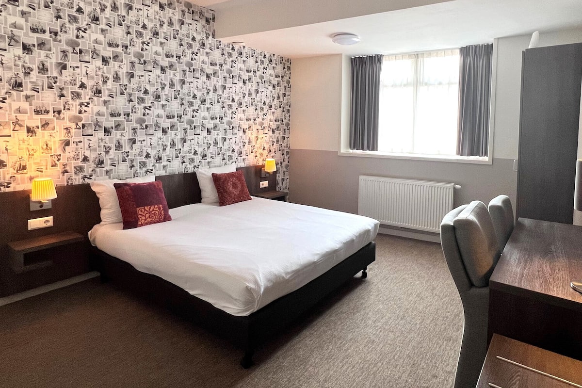 Select Comfort beds, desk, free WiFi, bed sheets