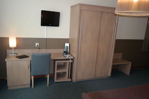 Habitación con 2 camas individuales | Colchones Select Comfort, escritorio, wifi gratis y ropa de cama