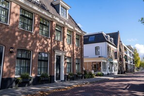 Deluxe Room | Select Comfort beds, blackout drapes, free WiFi, bed sheets - Het Hart van Weesp (Weesp)