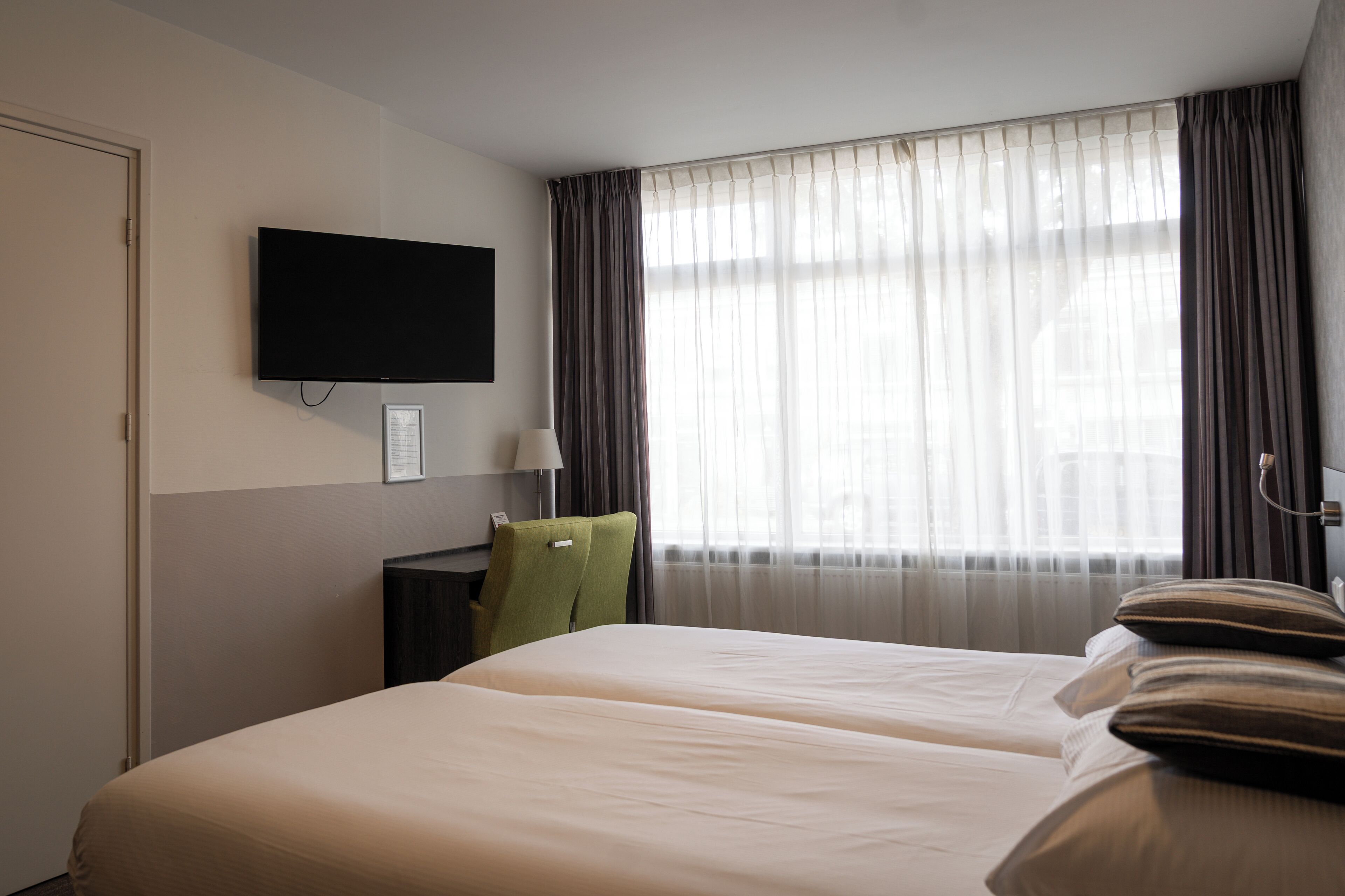 Firemannsrom | Senger med Select Comfort-madrass og blendingsgardiner