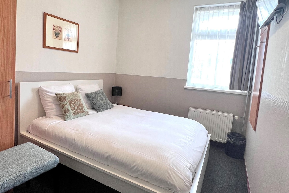 Select Comfort beds, desk, free WiFi, bed sheets
