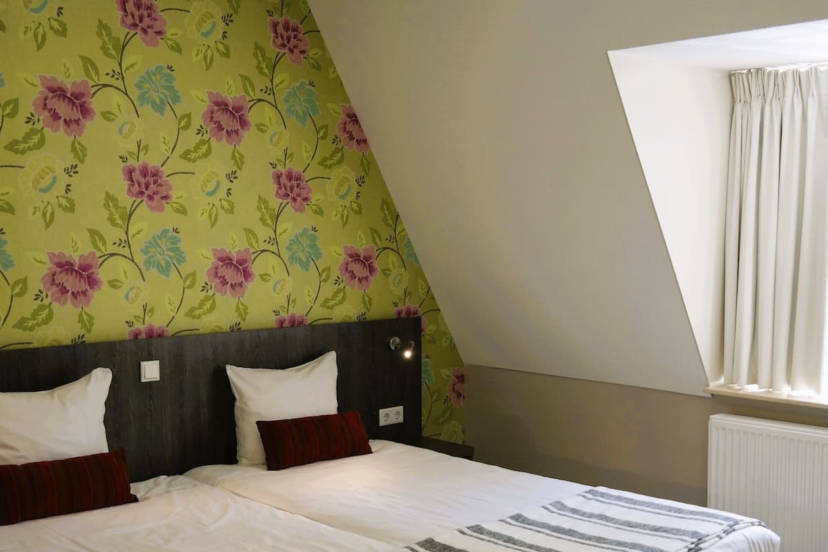 Select Comfort beds, desk, free WiFi, bed sheets