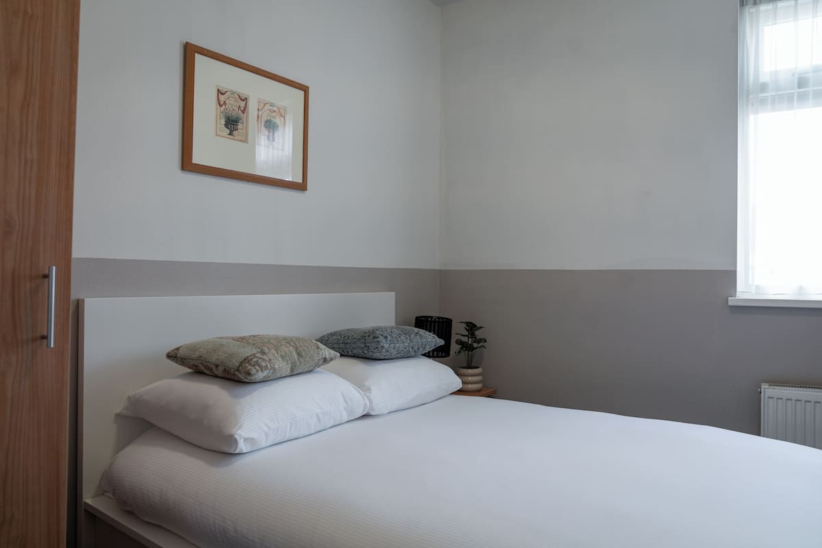 Single Room | Select Comfort beds, desk, free WiFi, bed sheets