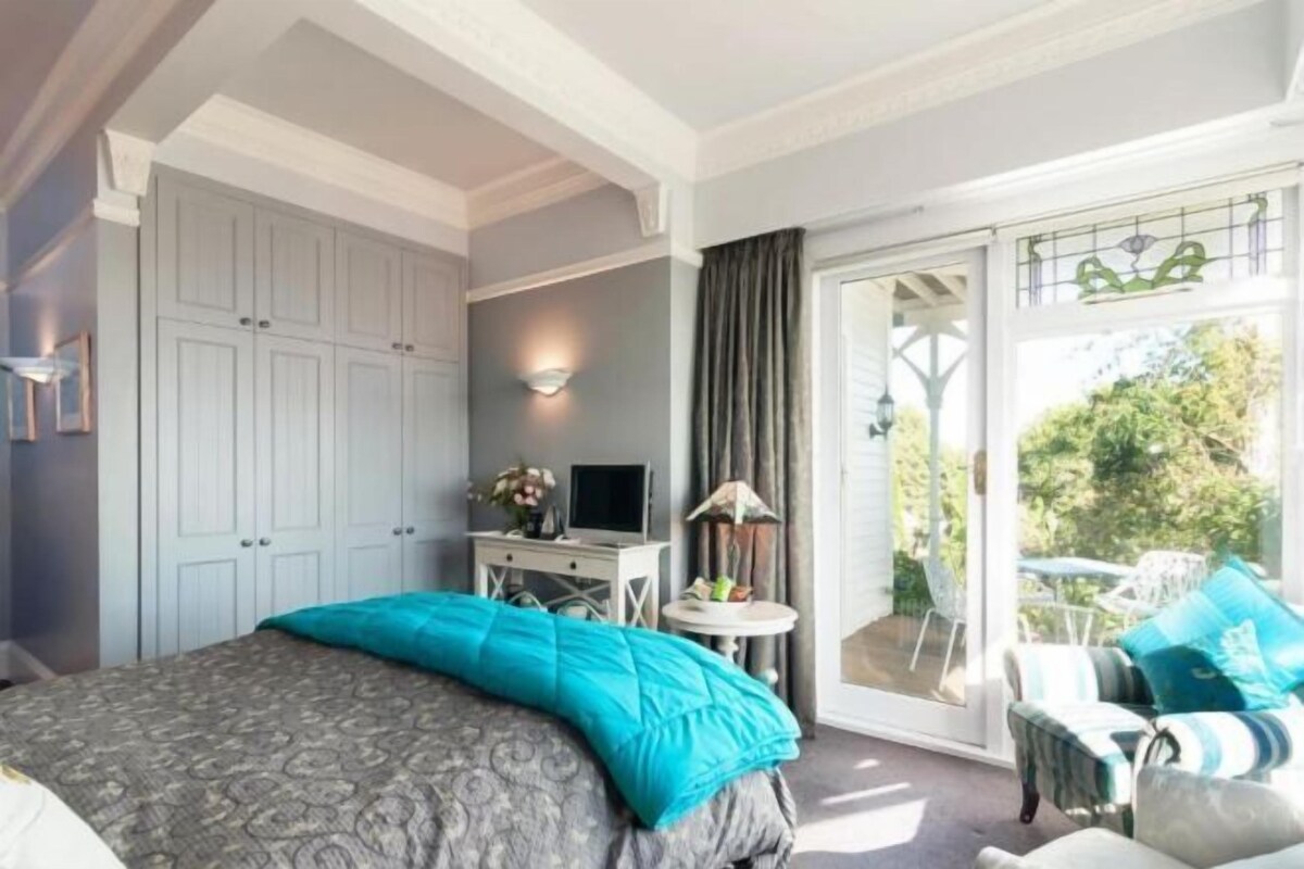 Egyptian cotton sheets, premium bedding, down duvets, free minibar