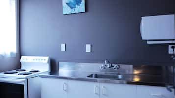 Suite ejecutiva, 1 habitación, bañera de hidromasaje | Cocina básica privada | Microondas, placa de cocina, cafetera o tetera y hervidor eléctrico