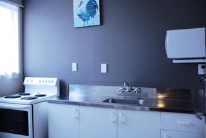 Microondas, placa de cocina, cafetera/tetera, tetera/pava eléctrica