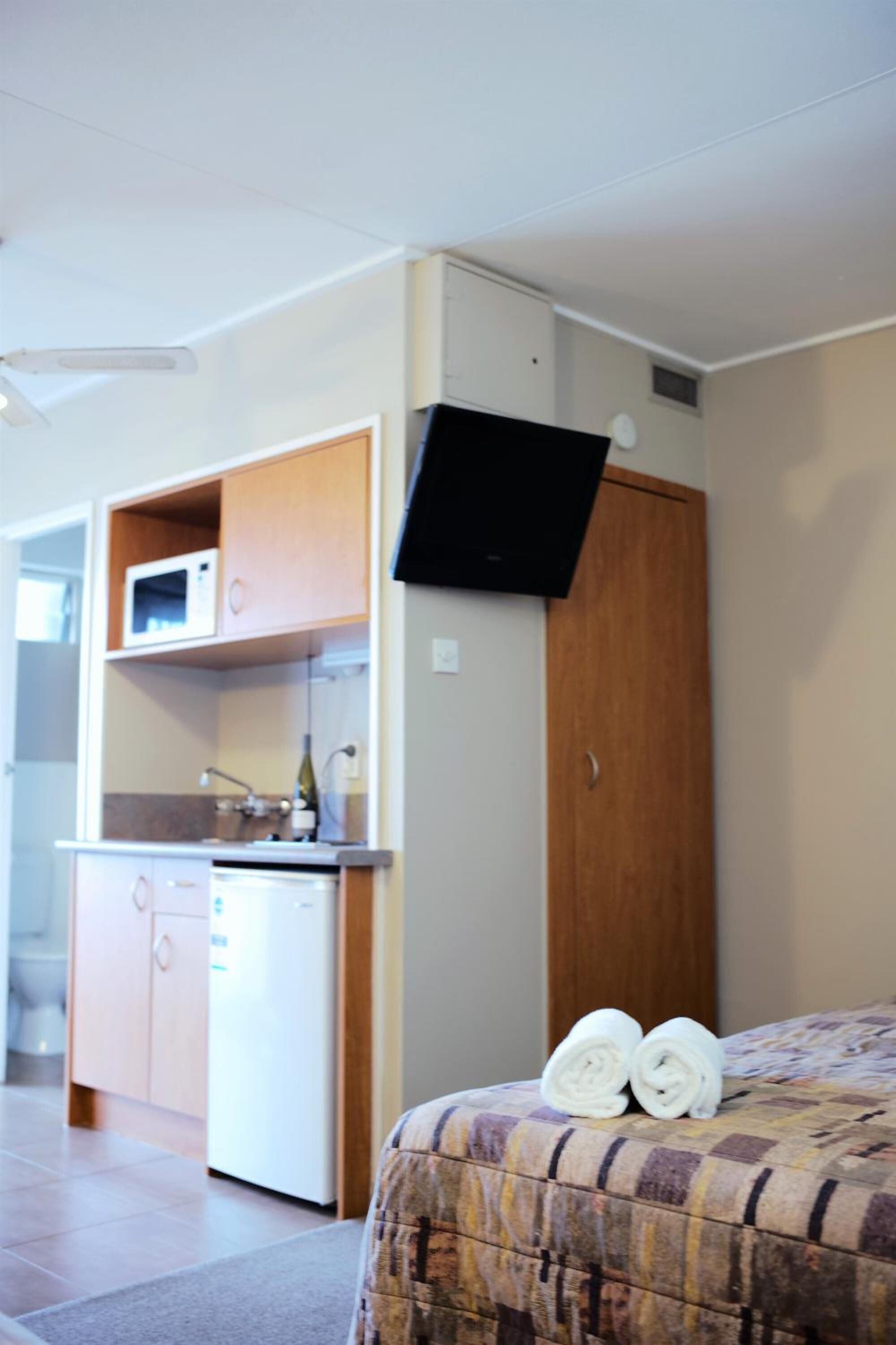 Premium bedding, desk, iron/ironing board, free WiFi
