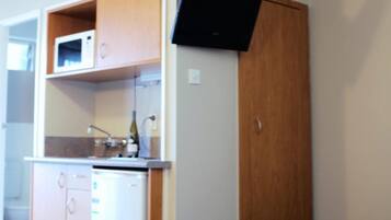 Premium bedding, desk, iron/ironing board, free WiFi
