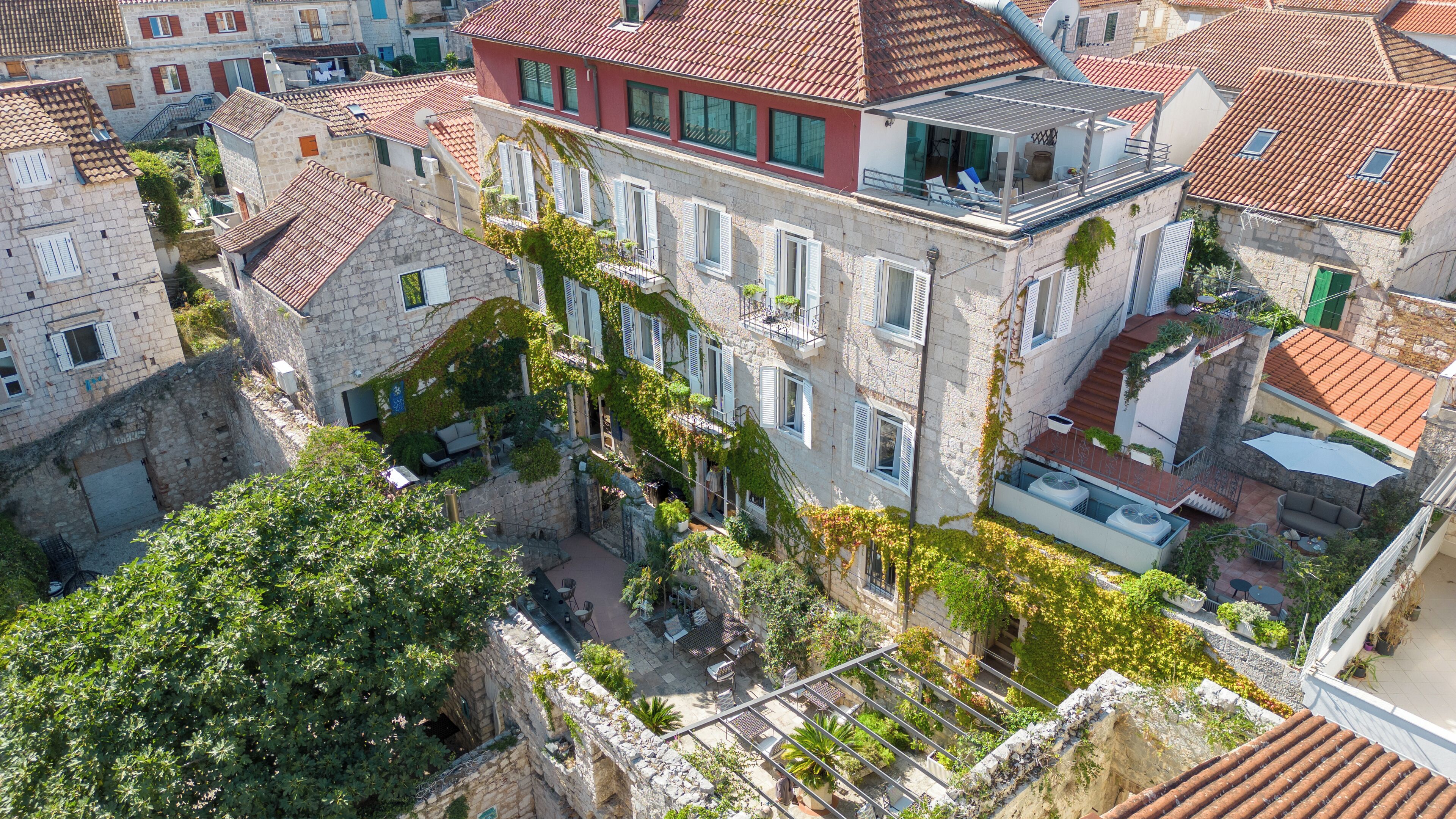 Vista frontal de la propiedad