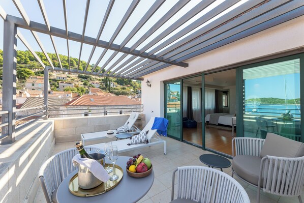 Deluxe Room | Terrace/patio