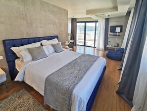 Deluxe Room | Minibar, in-room safe, desk, blackout curtains