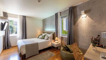 Standard Room | Minibar, in-room safe, desk, blackout drapes