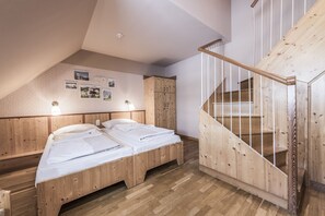 Comfort Quadruple Room | In-room safe, desk, free WiFi, bed sheets - JUFA Hotel Grundlsee (Grundlsee)