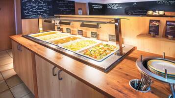 Sarapan prasmanan setiap hari (EUR 18 per orang)