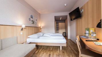 Kamar Triple Comfort | Brankas, meja kerja, Wi-Fi gratis, dan seprai linen