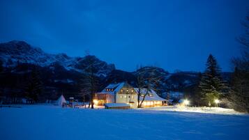 Bagian depan properti - sore/malam