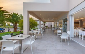 Breakfast and dinner served - Esperia (Kos)