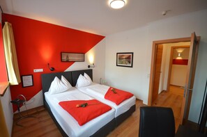 Ropa de cama hipoalergénica y tabla de planchar con plancha 