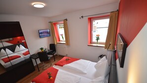 Standard Double Room | Hypo-allergenic bedding available, iron/ironing board (on request) - Hotel Traube (Zell am See)
