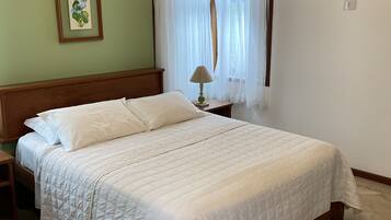 Standard Double Room | Tilam berlapik, bar mini, peti besi dalam bilik