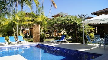 Piscina externa, espreguiçadeiras