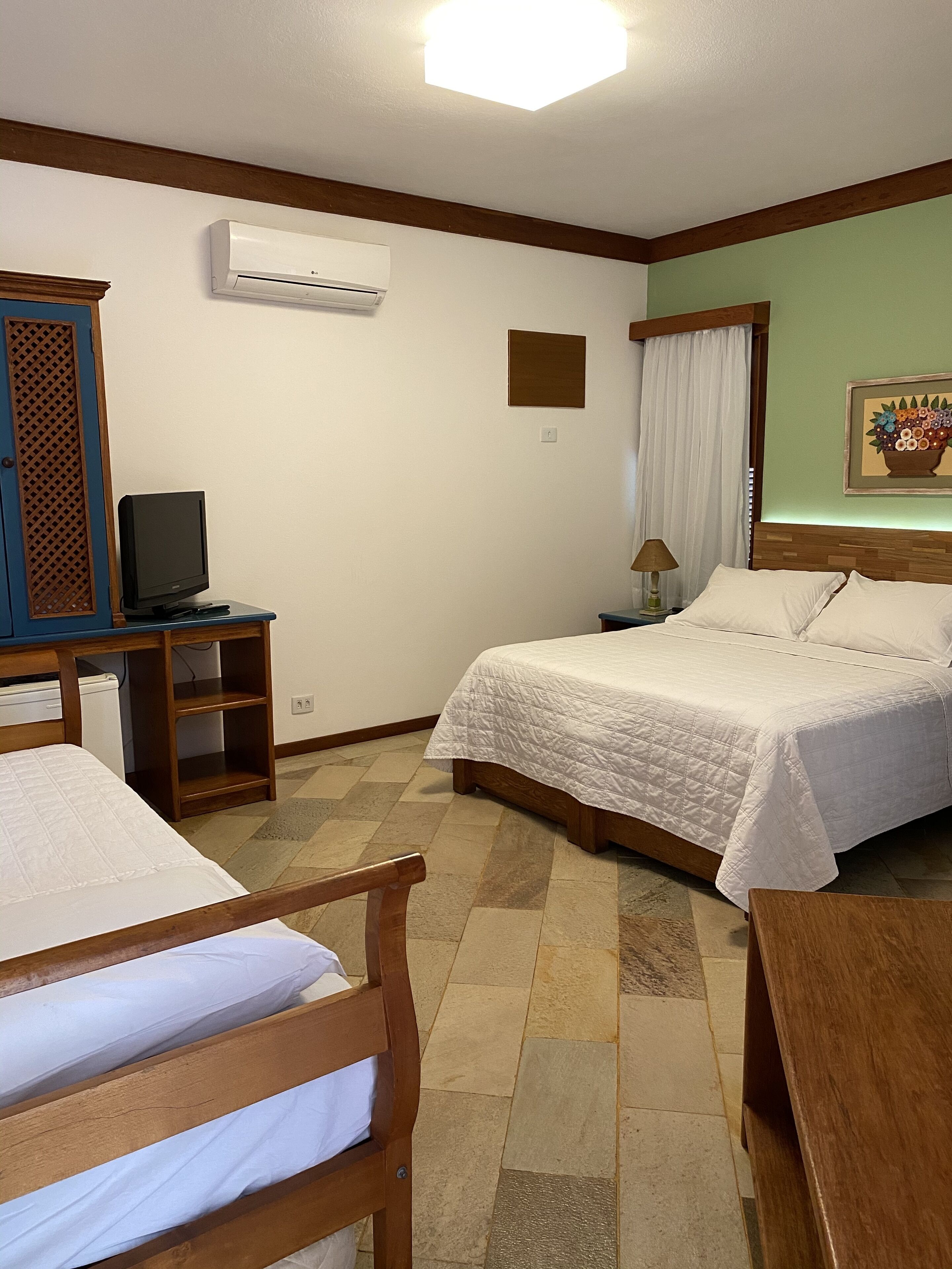 Chambre Triple Deluxe | Surmatelas, minibar, coffres-forts dans les chambres