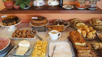 Café da manhã feito na hora grátis todos os dias