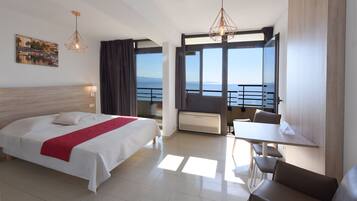 Estúdio, 1 cama Queen, sacada, vista para o mar | Berços (sobretaxa), roupa de cama