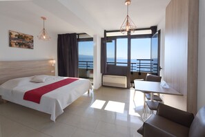Studio, 1 Queen Bed, Balcony, Sea View | Cribs/infant beds, bed sheets - Résidence Les Calanques (Ajaccio)