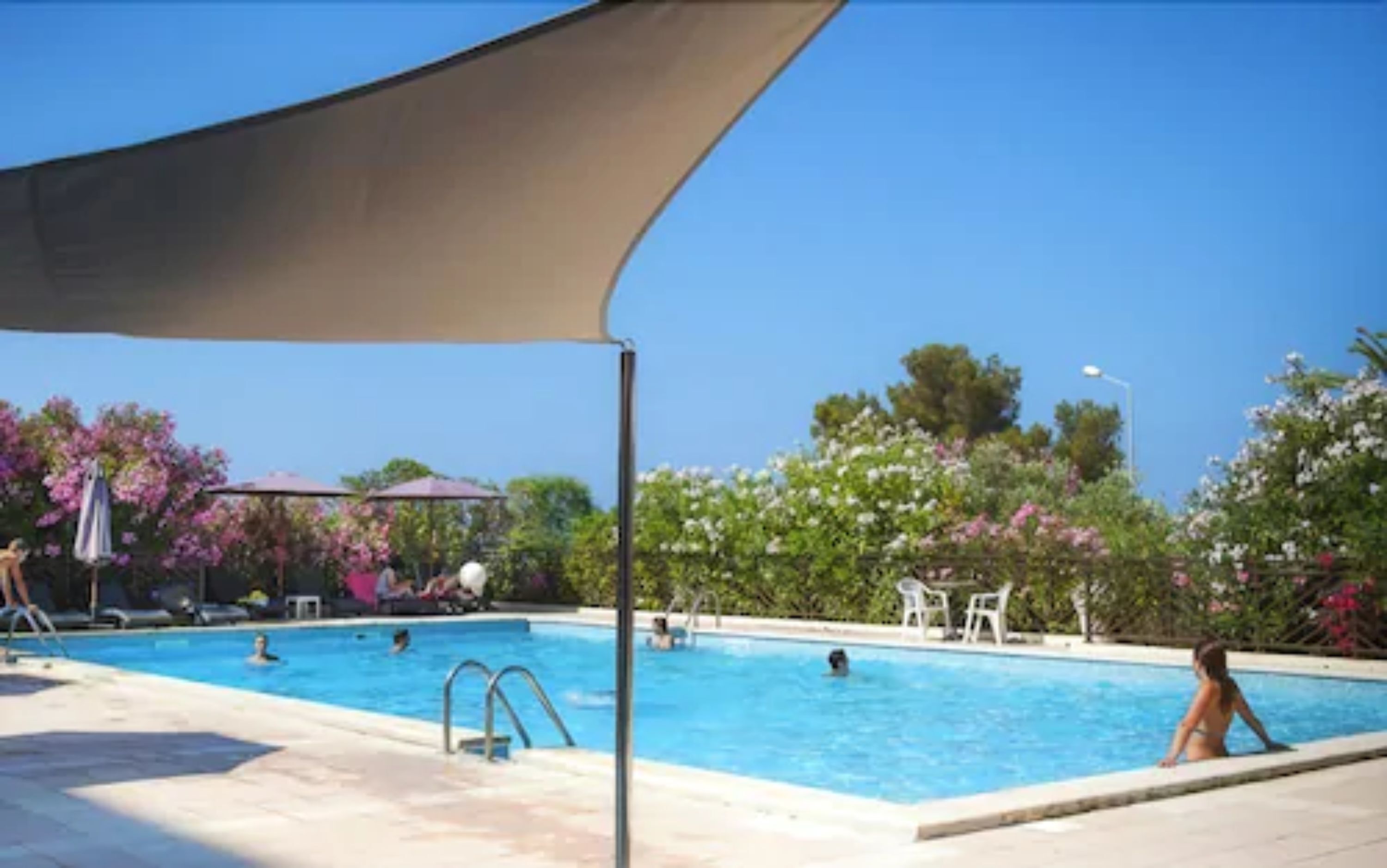 Piscina externa sazonal, funciona das 8h às 20h, guarda-sóis