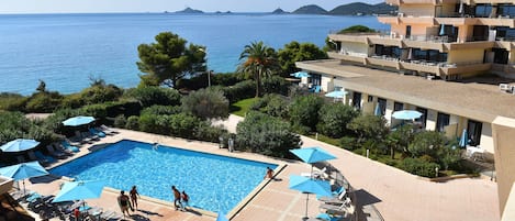 Piscine extérieure (ouverte en saison), parasols de plage