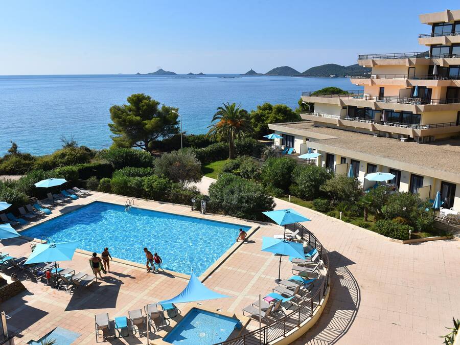 Een seizoensgebonden buitenzwembad, parasols voor strand/zwembad