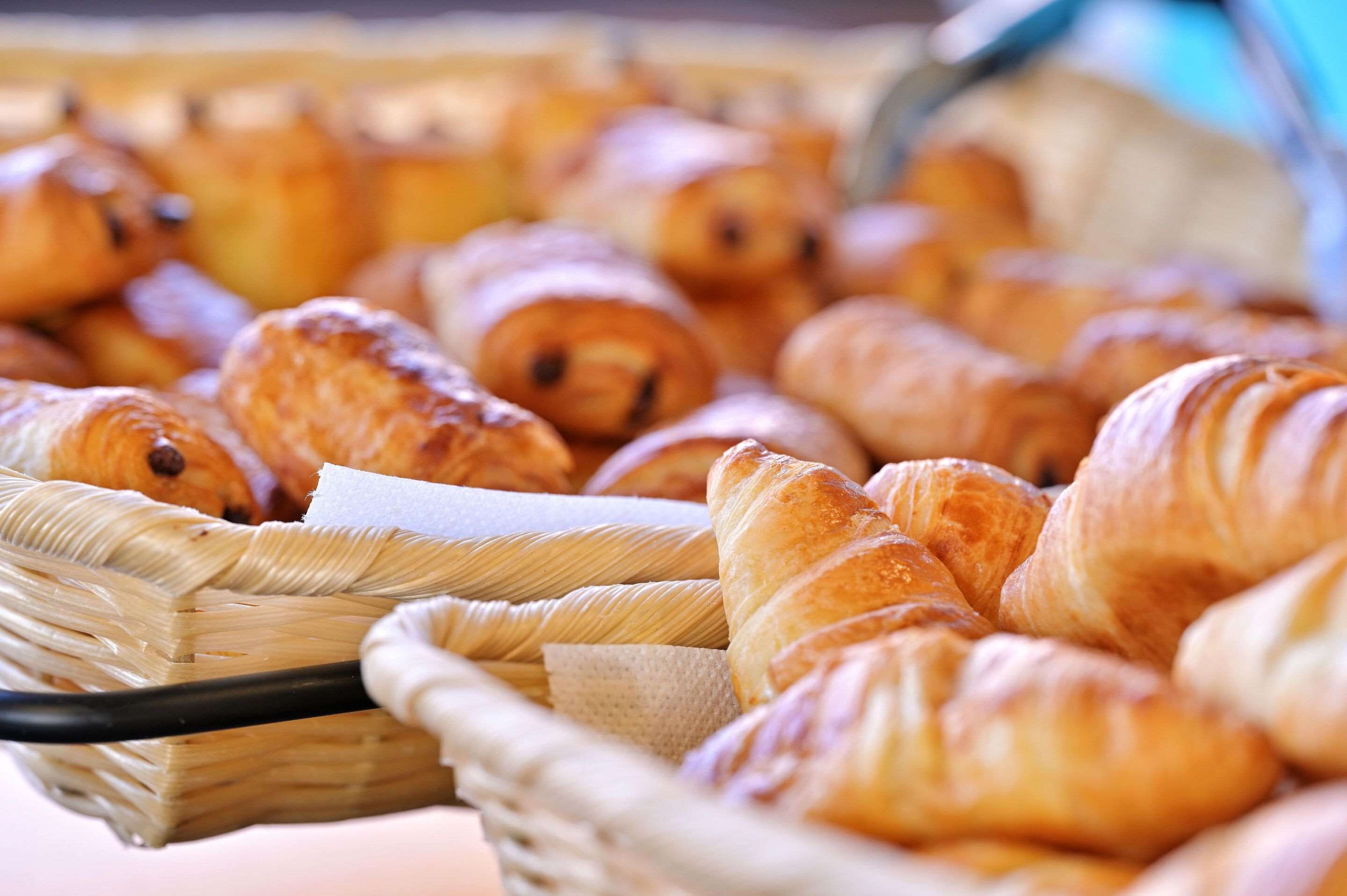 Een mand vol verschillende soorten croissants.