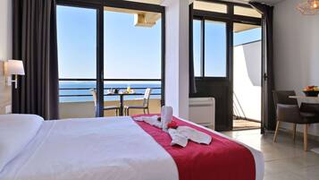 Estudi, 1 llit de matrimoni, balcó, vistes al mar | Bressols i roba de llit