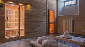 Un sauna con paredes, bancos y toallas de madera.