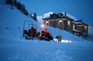 Voorkant accommodatie - avond/nacht