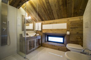 Suite (2 pax) | Badezimmer | Dusche, Regendusche, Haartrockner, Bidet