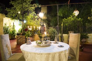 3 restaurants, breakfast served